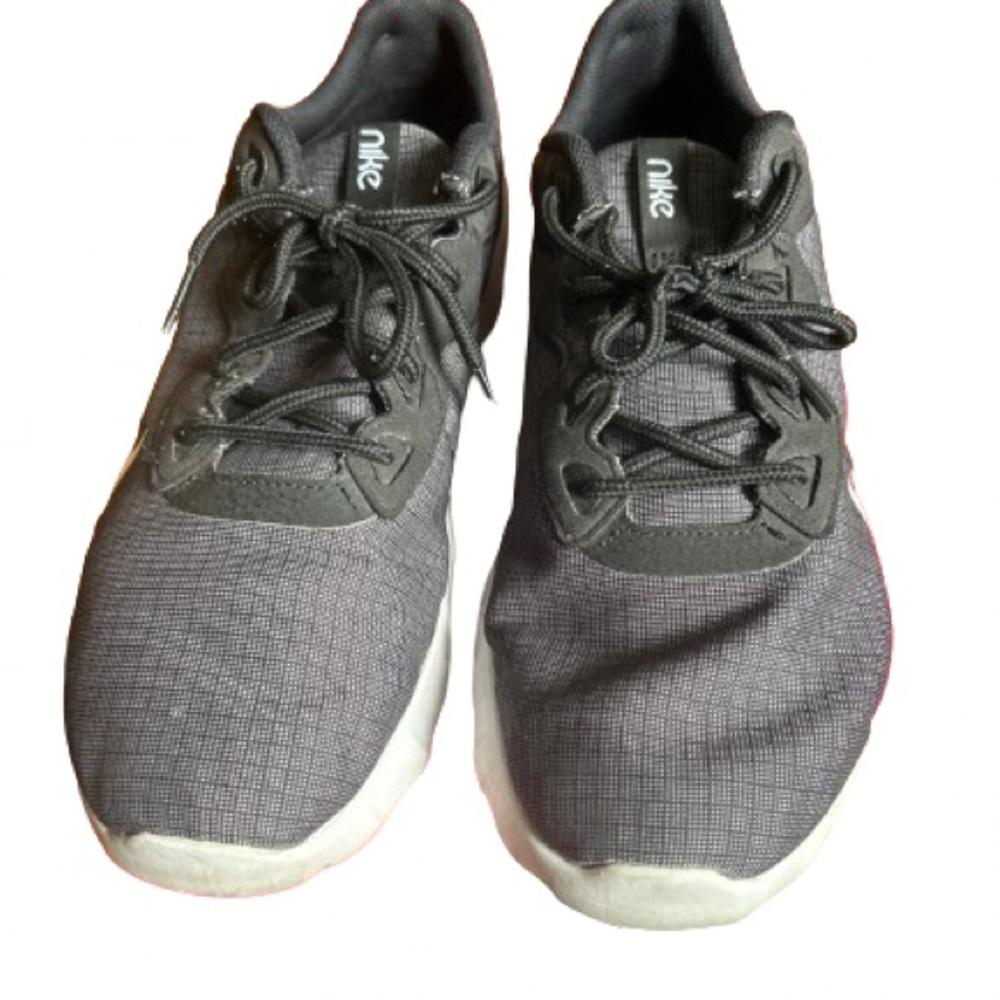 Nike men’s sneakers size 10.5 only $22